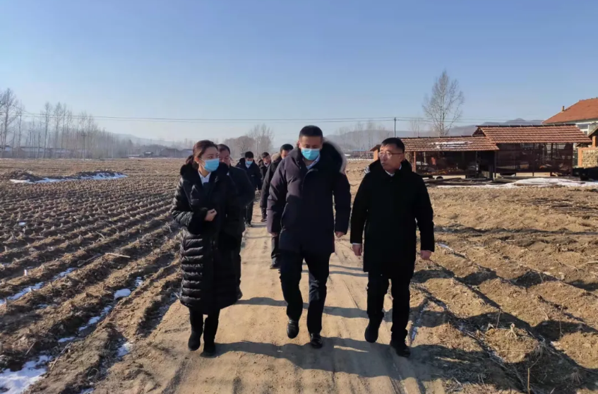 踐行國企擔(dān)當(dāng)，助力鄉(xiāng)村振興--鞍勤集團(tuán)、溫泉集團(tuán)前往駐村工作隊(duì)走訪慰問