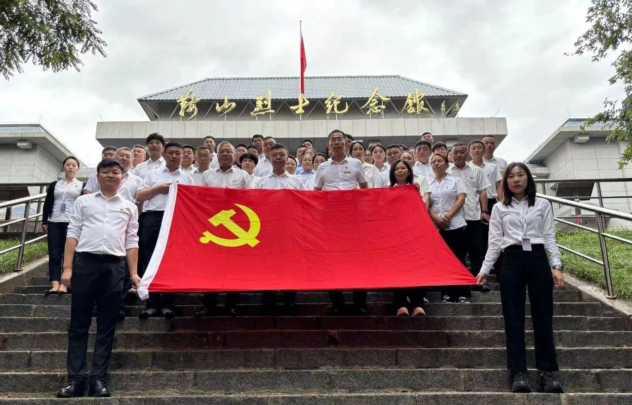 鞍勤集團(tuán)、公服集團(tuán)開(kāi)展“憶初心、強(qiáng)黨性、轉(zhuǎn)作風(fēng)、建新功”慶“七·一”主題黨日活動(dòng)